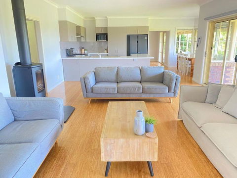 Farmhouse In The Heart Of Wine Country, 10 Minutes To Beach - Inverell Accommodation 1