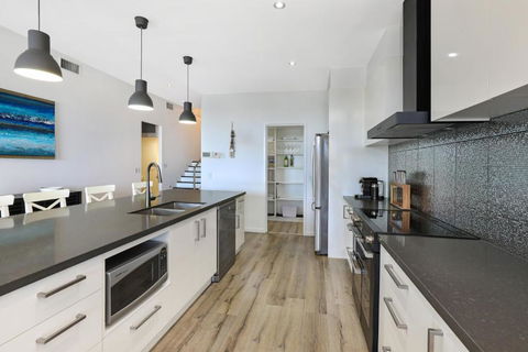 GEORGE8- THE ULTIMATE, FAMILY BEACH HOUSE! - Inverell Accommodation 4