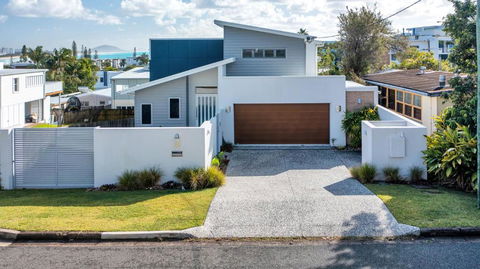 GEORGE8- THE ULTIMATE, FAMILY BEACH HOUSE! - Inverell Accommodation 0