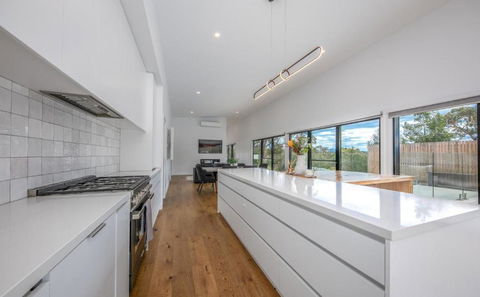 Glamour In Gisborne - With Spa! - Inverell Accommodation 2