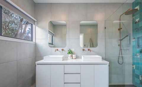Glamour In Gisborne - With Spa! - Inverell Accommodation 4