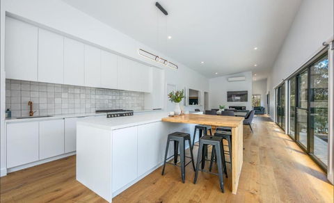 Glamour In Gisborne - With Spa! - Inverell Accommodation 3