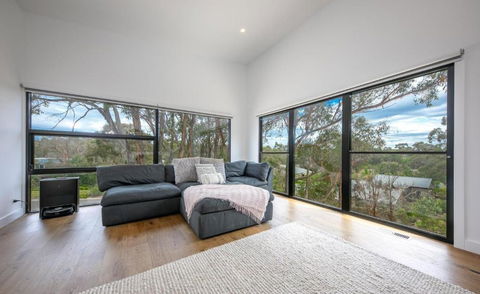 Glamour In Gisborne - With Spa! - Inverell Accommodation 1