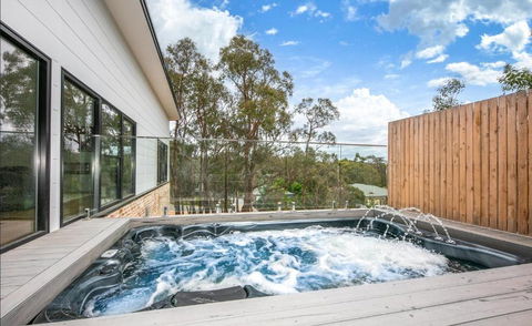 Glamour In Gisborne - With Spa! - Inverell Accommodation 0