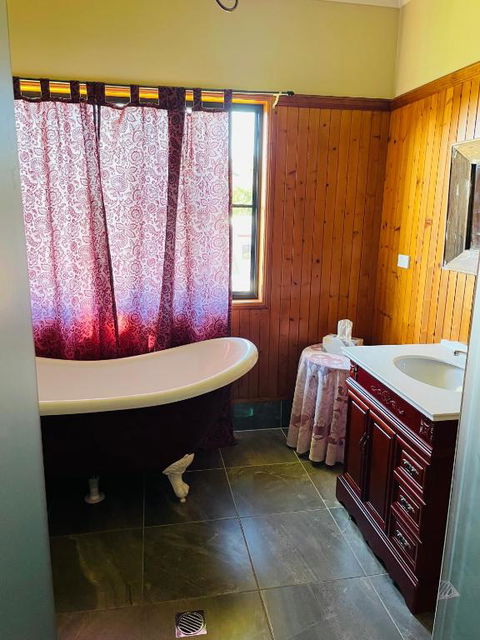 GOLDEN LACE B&B - Inverell Accommodation 3