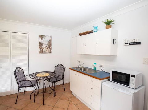 GORGEOUS STUDIO + 100M TO BEACH + POOL - Inverell Accommodation 2