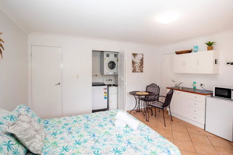 GORGEOUS STUDIO + 100M TO BEACH + POOL - Inverell Accommodation 4