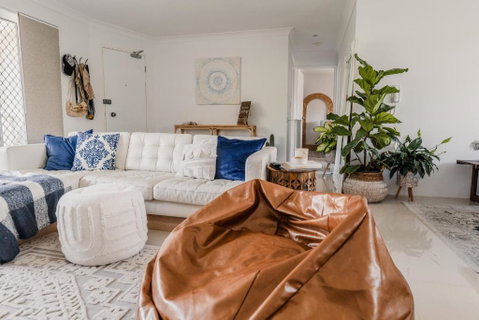 HEART OF BURLEIGH Holiday Villa - Perfect Location With Pools - Inverell Accommodation 2