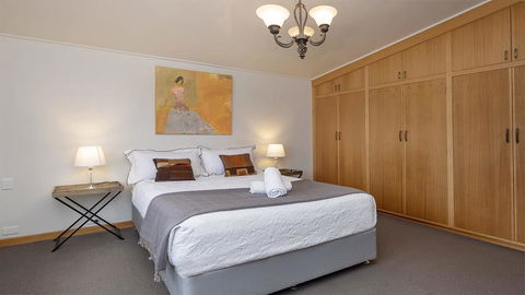 Alpine House - Views Over Lake Jindabyne And The Snowy Mountains - Inverell Accommodation 3