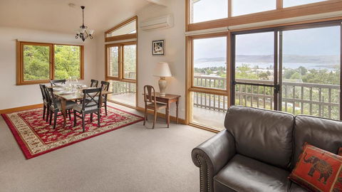 Alpine House - Views Over Lake Jindabyne And The Snowy Mountains - Inverell Accommodation 1