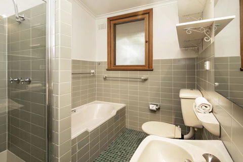 Alpine House - Views Over Lake Jindabyne And The Snowy Mountains - Inverell Accommodation 2