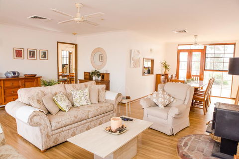 Among The Vines - Inverell Accommodation 1