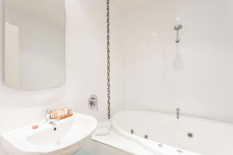 Anglesea River Apartments - Spa Apartment 23 - Inverell Accommodation 2