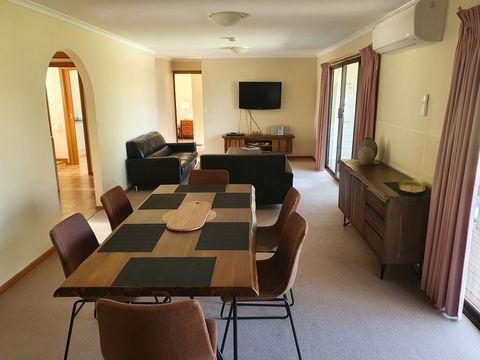 Annies Holiday Units - Inverell Accommodation 0