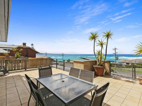 APARTMENT 12 PACIFIC APARTMENTS- Across From The Pier - Inverell Accommodation 0