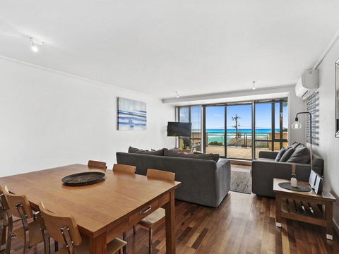 APARTMENT 12 PACIFIC APARTMENTS- Across From The Pier - Inverell Accommodation 1