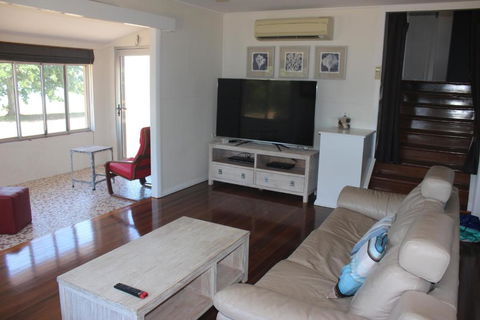 Manta Ray On The Beach - Inverell Accommodation 3