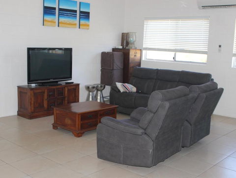 Manta Ray On The Beach - Inverell Accommodation 2