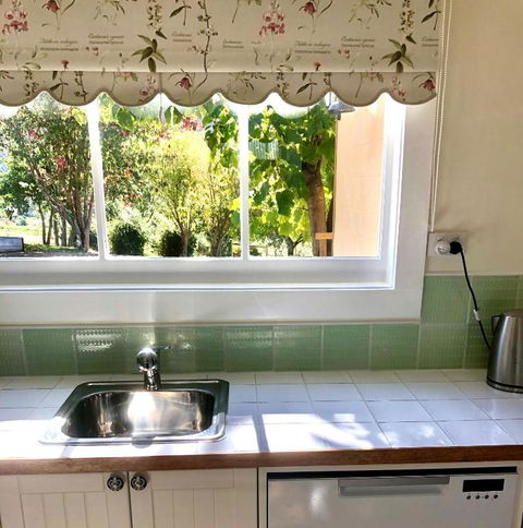 Maple Hill Cottage - Inverell Accommodation 2