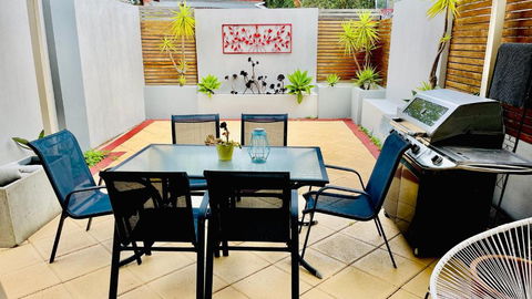 Melbourne Inner City Holiday Home Near CBD & Flemington - Inverell Accommodation 0