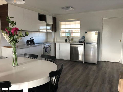 Modern 2BR Apartment With Parking - Inverell Accommodation 2