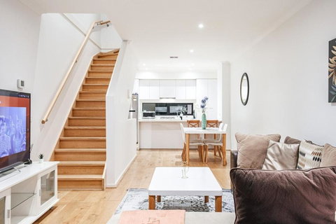 Modern Living 2br Townhouse In Maidstoneoffice - Inverell Accommodation 0