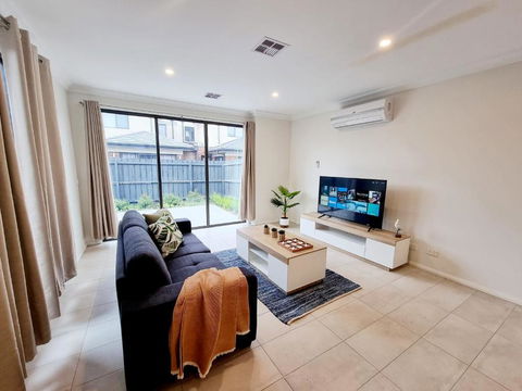Modern Narre Warren Three Bedroom Townhouse, Close To Fountain Gate SC - Inverell Accommodation 1