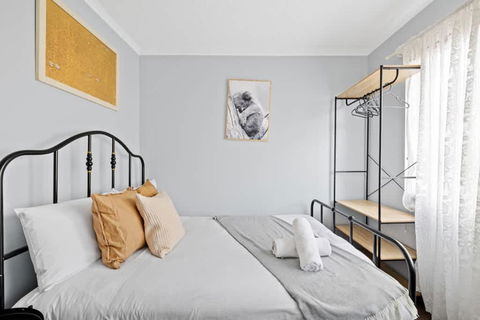 Modern Private Double Room - Central Spot At Liverpool - Shared Bathroom - Inverell Accommodation 2
