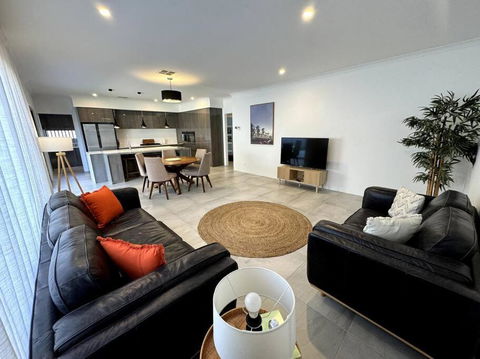 Modern Stylish 4 Bed 2b House Close To The Beach, Whole Home !! - Inverell Accommodation 3