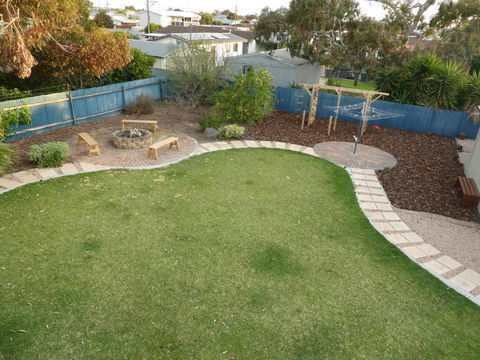 Moonta Bay Stylish Large Home 3 Min Walk From Beach And Jetty - Inverell Accommodation 3