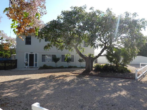 Moonta Bay Stylish Large Home 3 Min Walk From Beach And Jetty - Inverell Accommodation 2