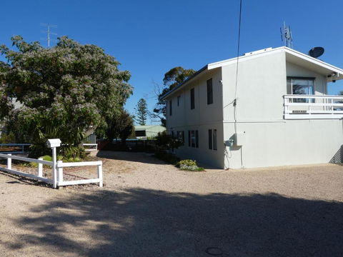 Moonta Bay Stylish Large Home 3 Min Walk From Beach And Jetty - Inverell Accommodation 1