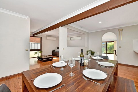 NEW PropertyBreezy Bayside Haven At Brightwaters - Inverell Accommodation 1