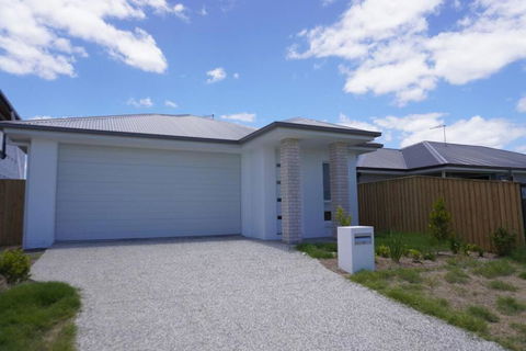 New Utopia 4 Bedrooms House Near Springfield - Inverell Accommodation 1