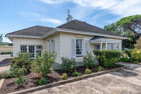 Normanville, Large Historic Three Bedroom Home - Inverell Accommodation 0