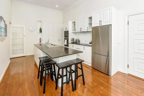 Normanville, Large Historic Three Bedroom Home - Inverell Accommodation 2