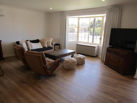 Our Little Beach House - Inverell Accommodation 3