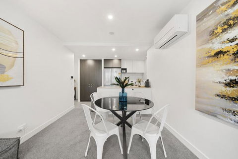 Phillip 2-Bed: Chic Interiors Amazing Amenities - Inverell Accommodation 1