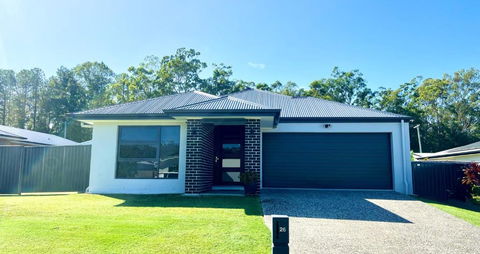 Plantation Retreat 4 Bedroom Modern Home - Inverell Accommodation 1