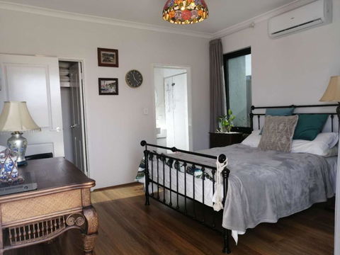 Private & Cosy! Master Bedroom In Perth With Garden View - Inverell Accommodation 2