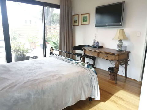 Private & Cosy! Master Bedroom In Perth With Garden View - Inverell Accommodation 1