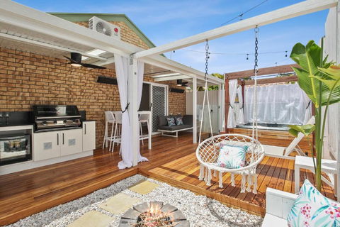 Private Outdoor Spa, Fire Pit - THE RETREAT COOLUM BEACH - Inverell Accommodation 2