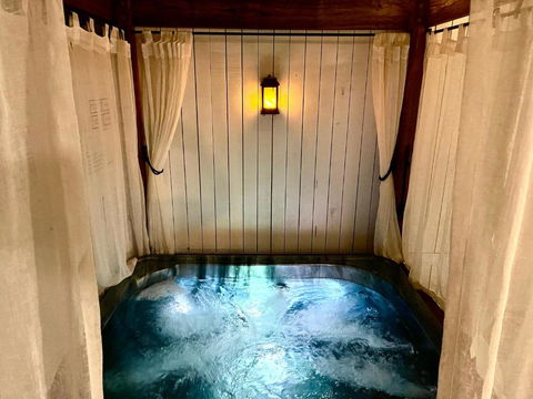 Private Outdoor Spa, Fire Pit - THE RETREAT COOLUM BEACH - Inverell Accommodation 0