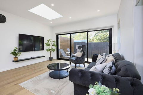 Preston Lux House 5 Bed 5 Bath - Inverell Accommodation 0