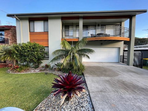 Rainbow Beachhouse - Deluxe, Pristine Location - Inverell Accommodation 0