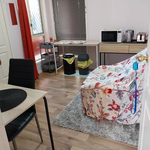 Red Cottage FEMALE ONLY BUDGET STAYS With Bedroom Plus Private Kitchenette Room - Inverell Accommodation 3