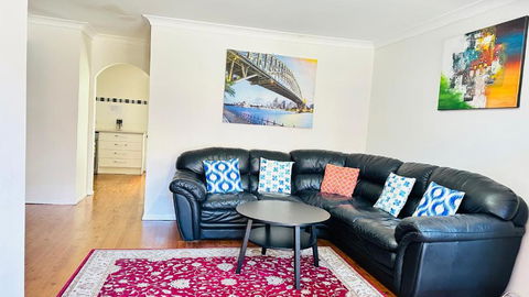 Quiet Family Townhouse In Wollongong CBD - Inverell Accommodation 0