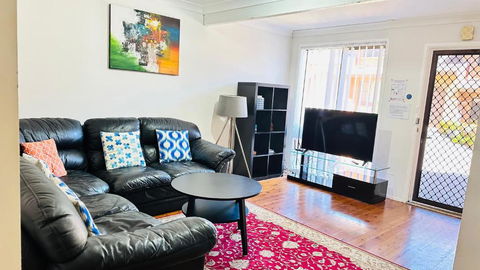 Quiet Family Townhouse In Wollongong CBD - Inverell Accommodation 1