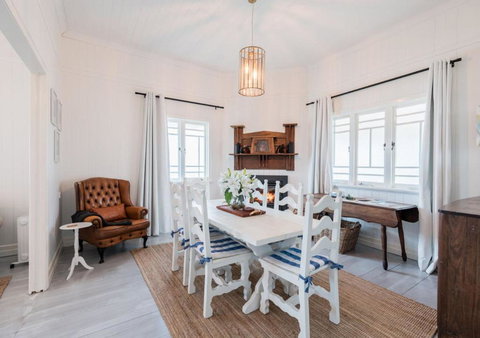 Pretty Pink Queenslander With Spectacular Views! - Inverell Accommodation 2