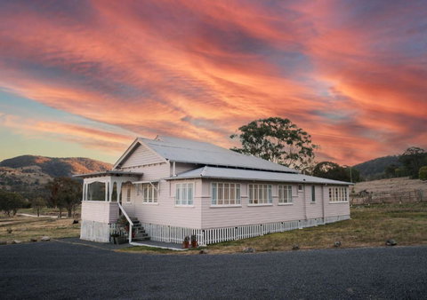 Pretty Pink Queenslander With Spectacular Views! - Inverell Accommodation 0